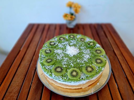 Kiwi-Cheesecream Cake